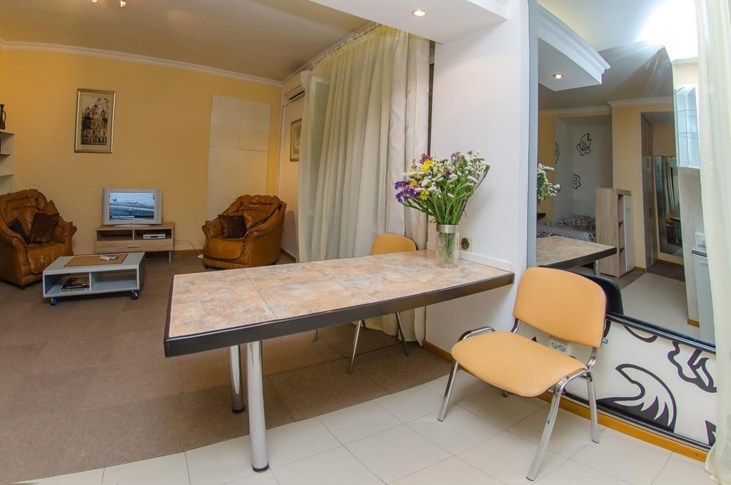 קייב Apartment Triokhsviatytelskaya Street 3 מראה חיצוני תמונה